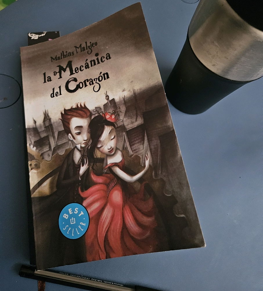 ¿Les gusta leer? De ser así, ¿cuál es el libro que actualmente están leyendo? Por mi parte leo: "La Mecánica del Corazón de Mathias Malzieu."