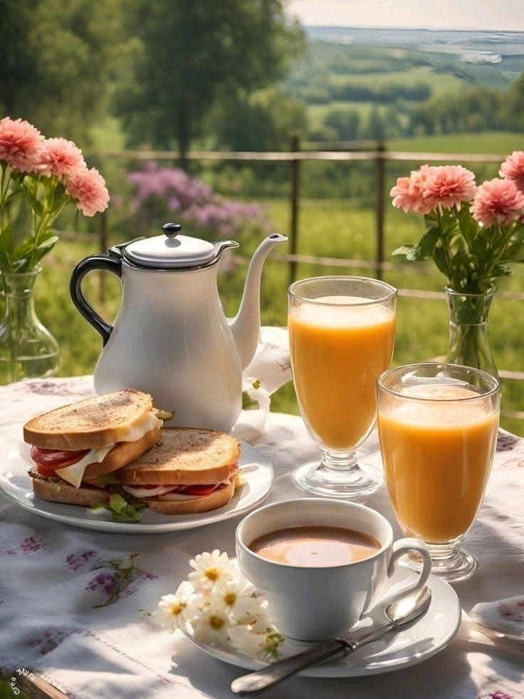 Voilà un bon petit déjeuner pour commencer la journée. 
Avec ces odeurs ça sent bon le week-end. 
Bonne journée et bon courage aux travailleurs😚