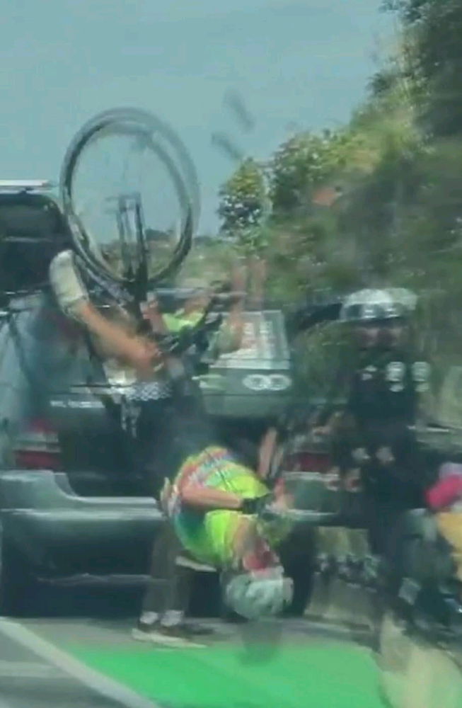 miren pa delante cuando van por la calle amigos.