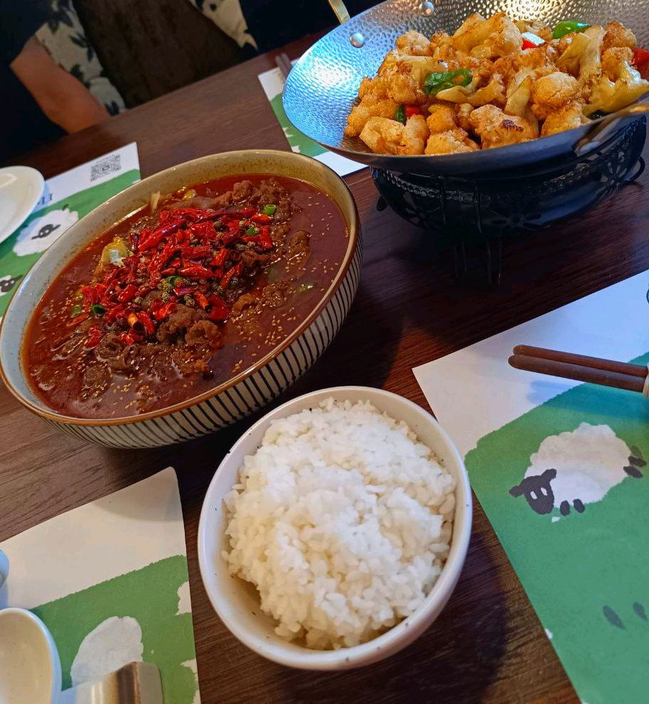 与新朋友共进晚餐