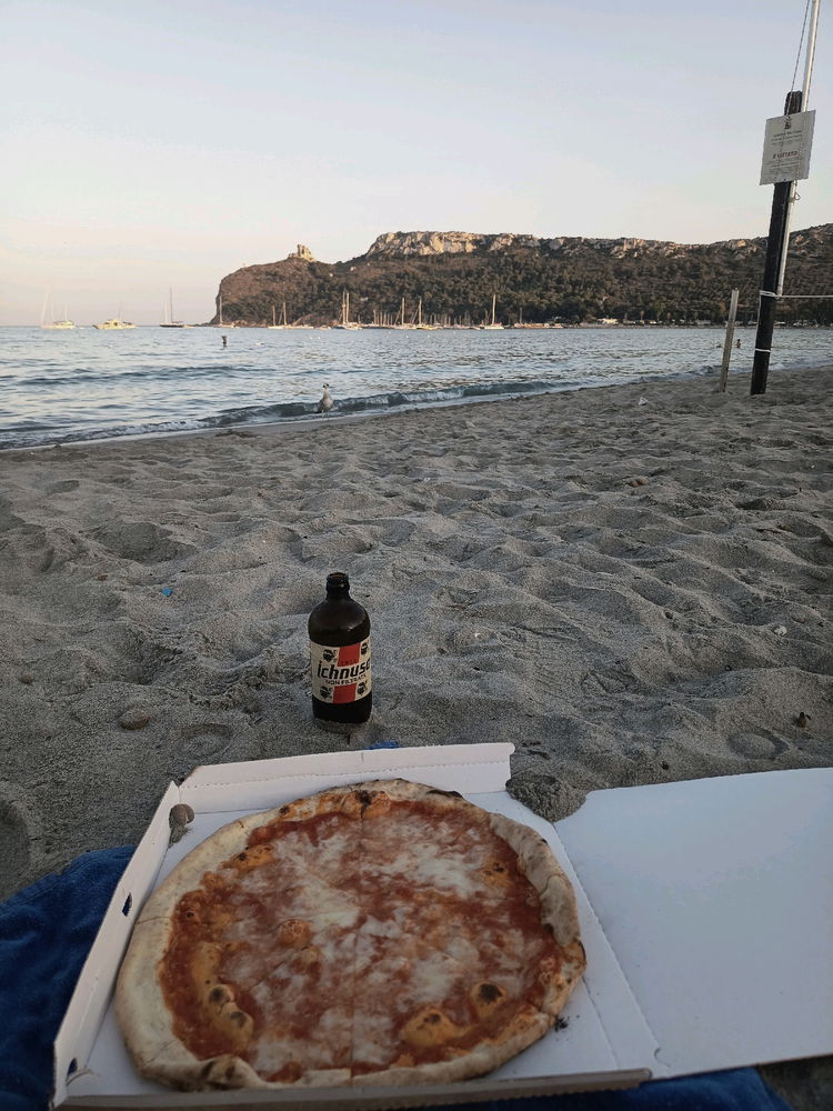Pizza e birra in spiaggia