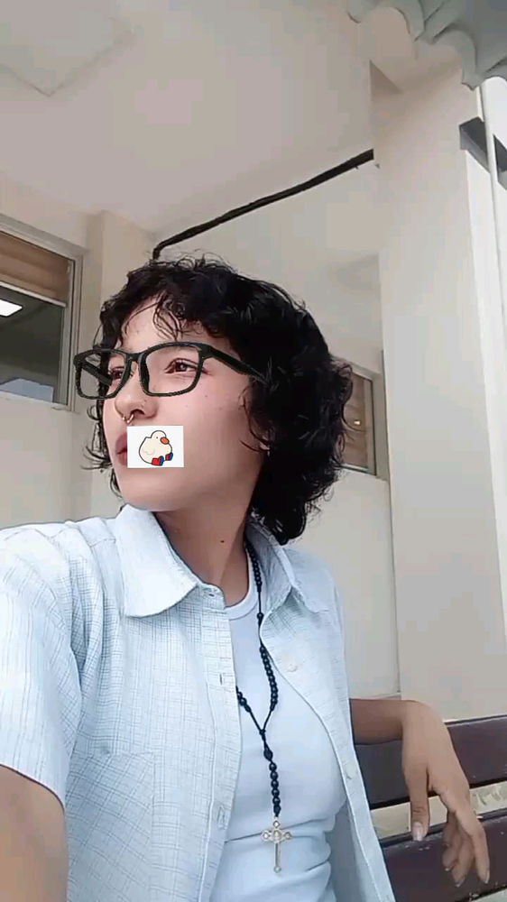 >_<