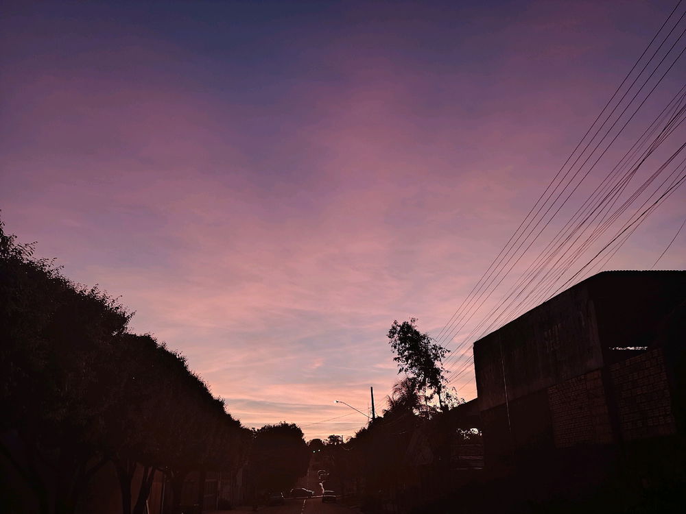 Esse efeito nas nuvens, sensacional......não espero nada aqui, nem que vejam ou falem algo... Só busco algum lugar pra compartilhar isso... E sentir que mais alguém apenas notou uma foto legal do céu.
