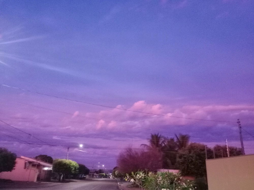 Esse efeito nas nuvens, sensacional......não espero nada aqui, nem que vejam ou falem algo... Só busco algum lugar pra compartilhar isso... E sentir que mais alguém apenas notou uma foto legal do céu.