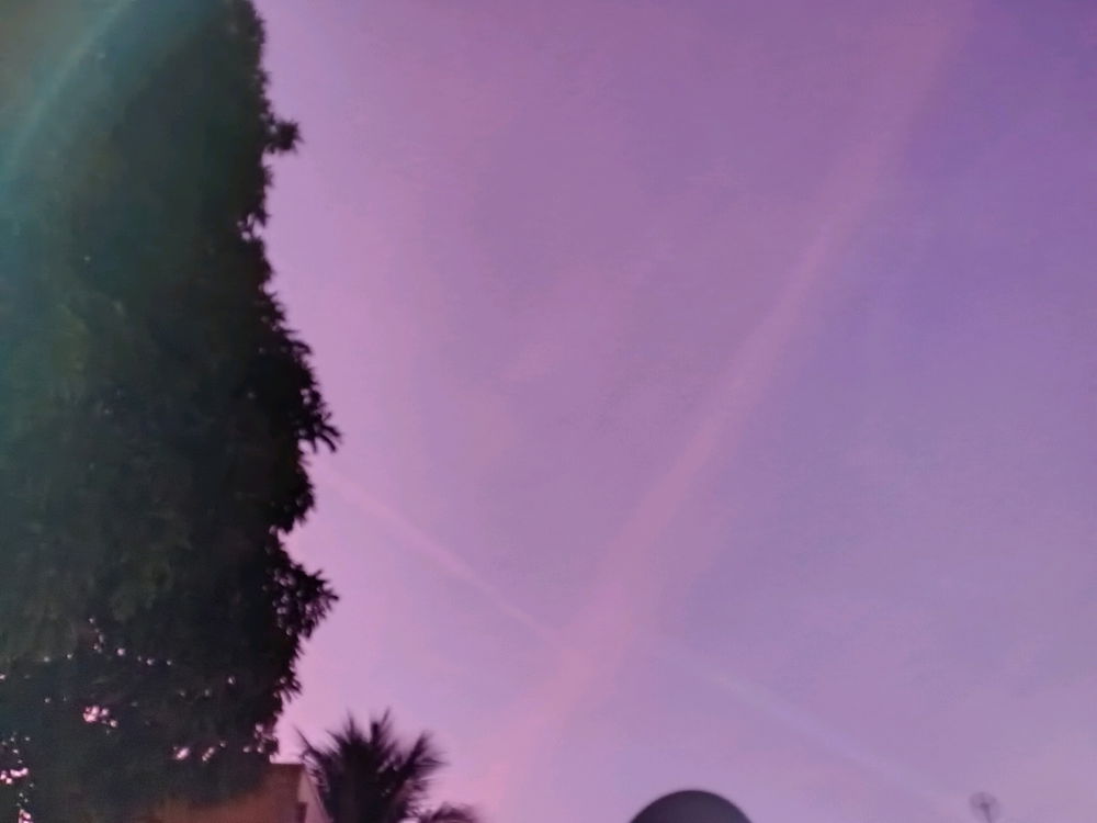 Esse efeito nas nuvens, sensacional......não espero nada aqui, nem que vejam ou falem algo... Só busco algum lugar pra compartilhar isso... E sentir que mais alguém apenas notou uma foto legal do céu.
