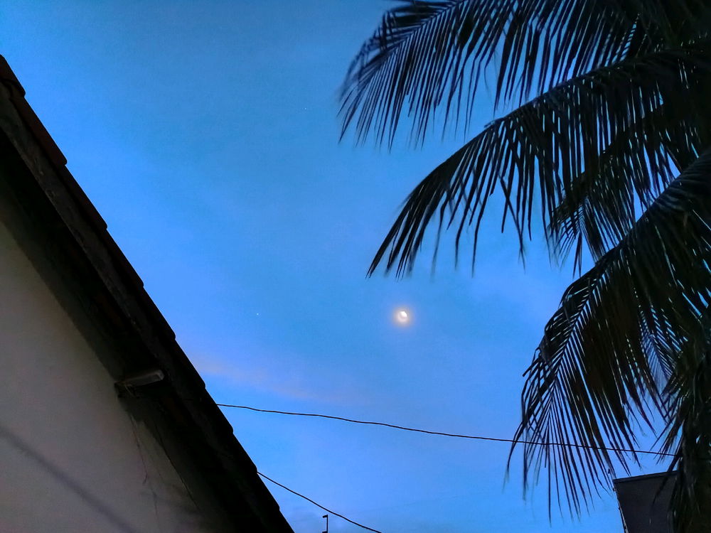 Esse efeito nas nuvens, sensacional......não espero nada aqui, nem que vejam ou falem algo... Só busco algum lugar pra compartilhar isso... E sentir que mais alguém apenas notou uma foto legal do céu.