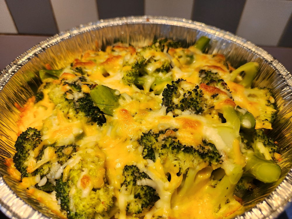 Simple Home Cooked  Meals are 
the Best... 😋😉🫶

Pan grilled Chicken 🍗

Cheesy Baked Broccoli 🧀🥦