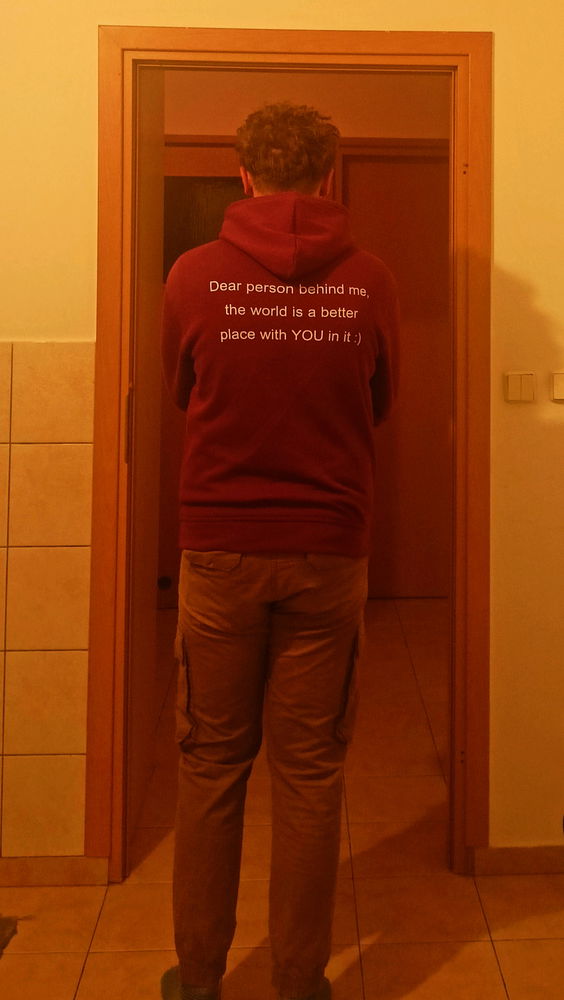 Lubię, gdy ktoś dzięki mnie się uśmiecha. Od wczoraj mam tę bluzę i wychodząc z tramwaju ktoś mi podziękował, bo miał bardzo ciężki dzień. Kimkolwiek byłeś, powodzenia🤙🏻