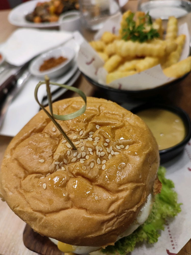 Classic cheese burger 🍔🍟