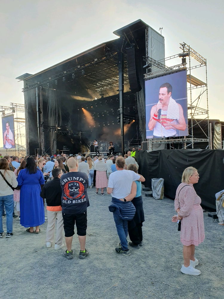 God save the Queen. BØ. Northern Norway