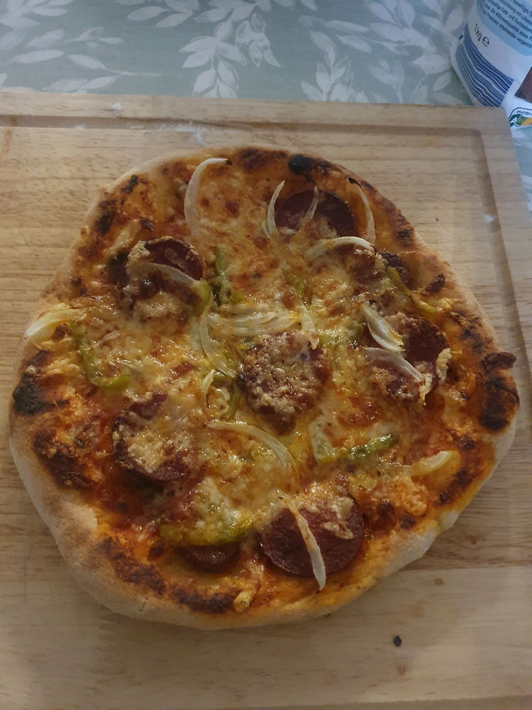 Hausgemachte Pizza mit Sucuk