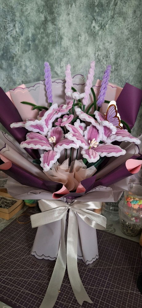 Cenile wire flowers