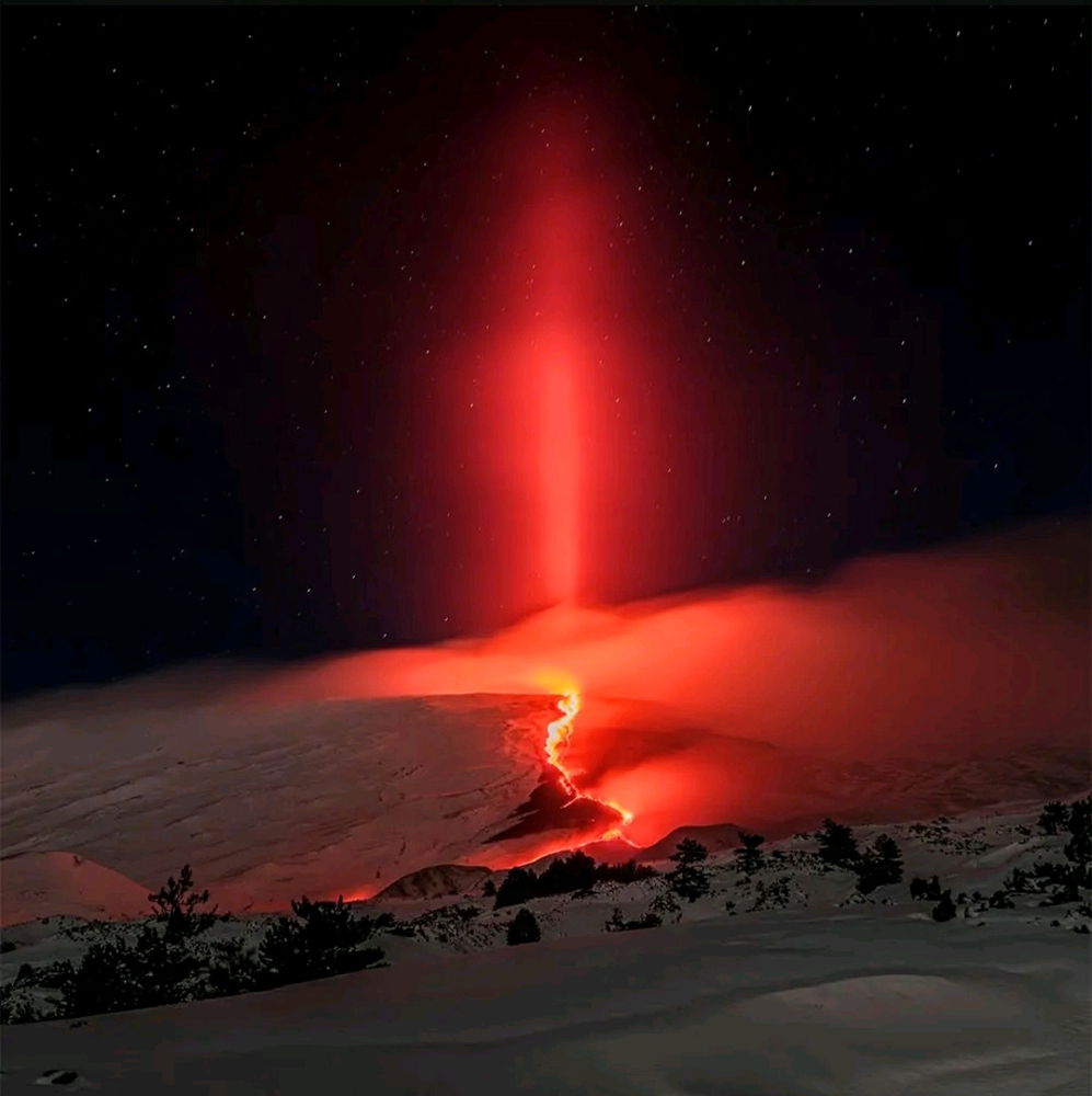 Columna de luz sobre el Monte Etna en erupción.