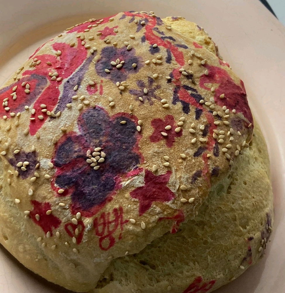 Cansei de fingir que sou moderna,
de descontar minhas frustrações em pães.
quero me casar logo, cozinhar pro meu marido,
almoçar às 10:30, jantar às 17:00,
morar no interior da África e criar elefantes como se fossem galinhas.
fazer natal em julho .