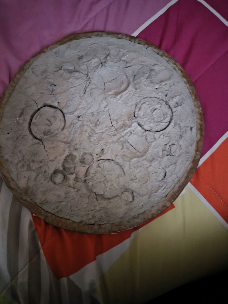 Su opinión gente, se parece a una luna o no ?
Cómo no hay pareja lo pondré en mi pared xd