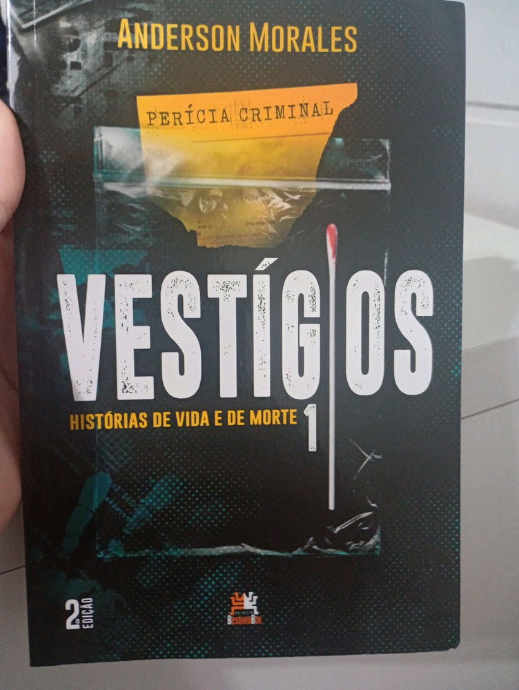 Muito feliz que meu número foi sorteado no seminário de perícia criminal e que ganhei este livro maravilhoso. (Vestígios) do perito criminal Anderson Morales. Já estou lendo e adorandoo!
