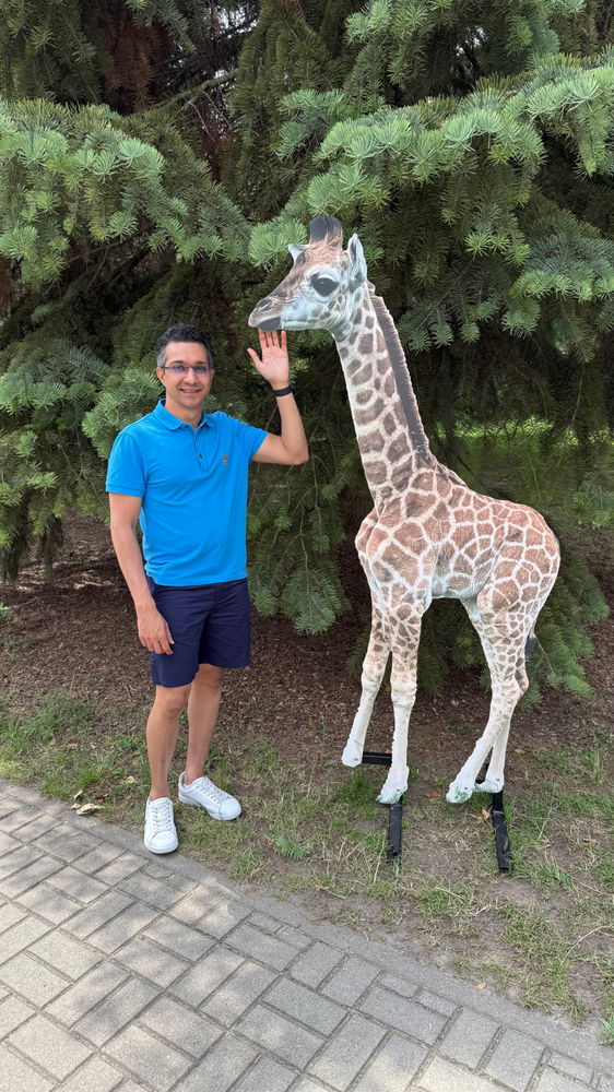 Short guy vs small giraffe 🦒