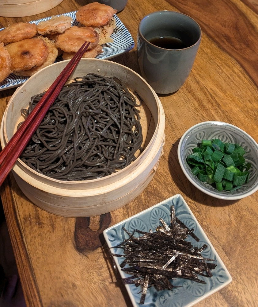Soba und Lotuswurzel Tempura