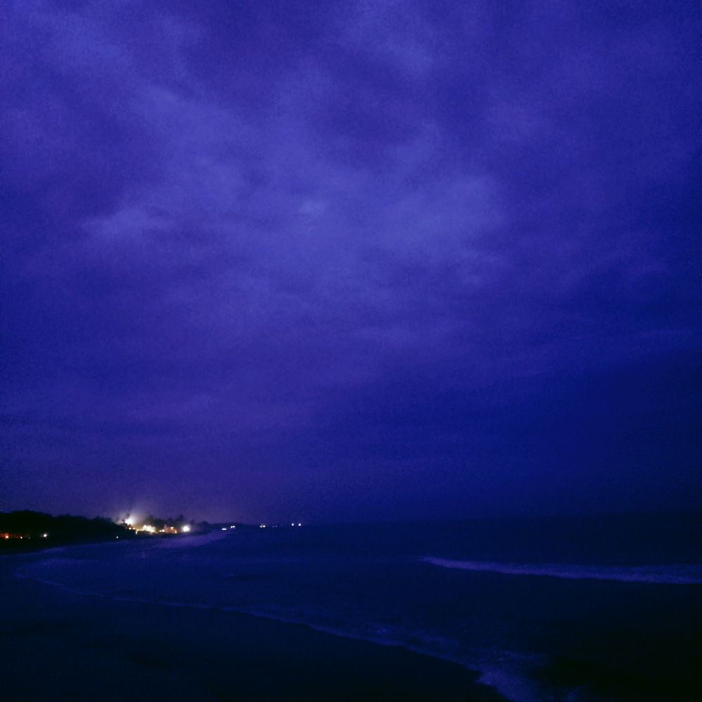 Waves 🌊A night view 🪟
