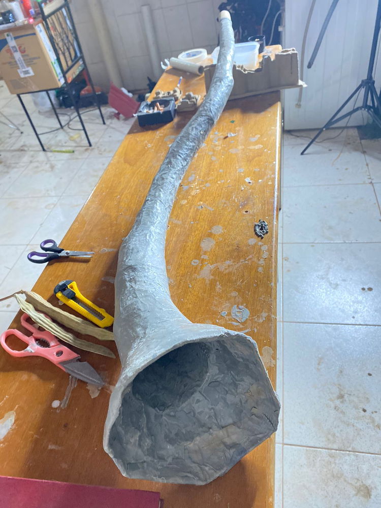 Didgeridoo feito com material reciclável em fase de papietagem