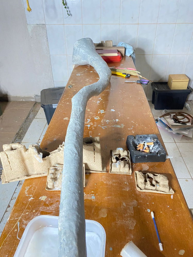 Didgeridoo feito com material reciclável em fase de papietagem