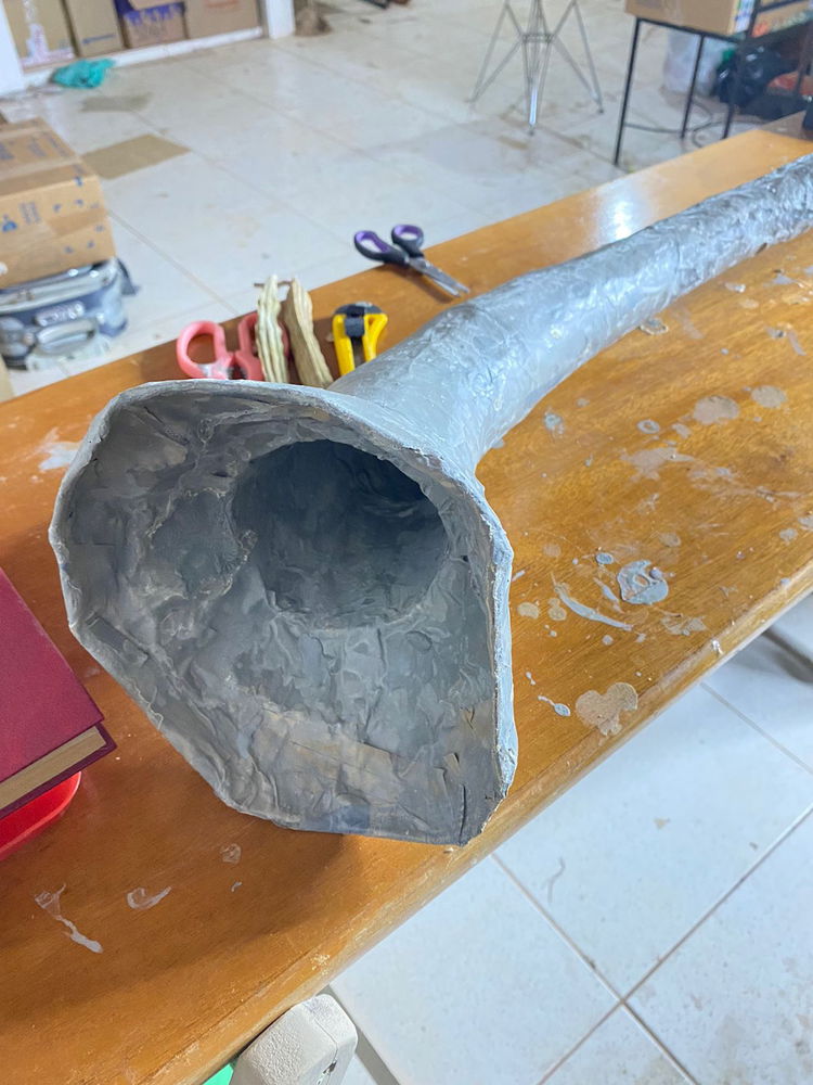 Didgeridoo feito com material reciclável em fase de papietagem