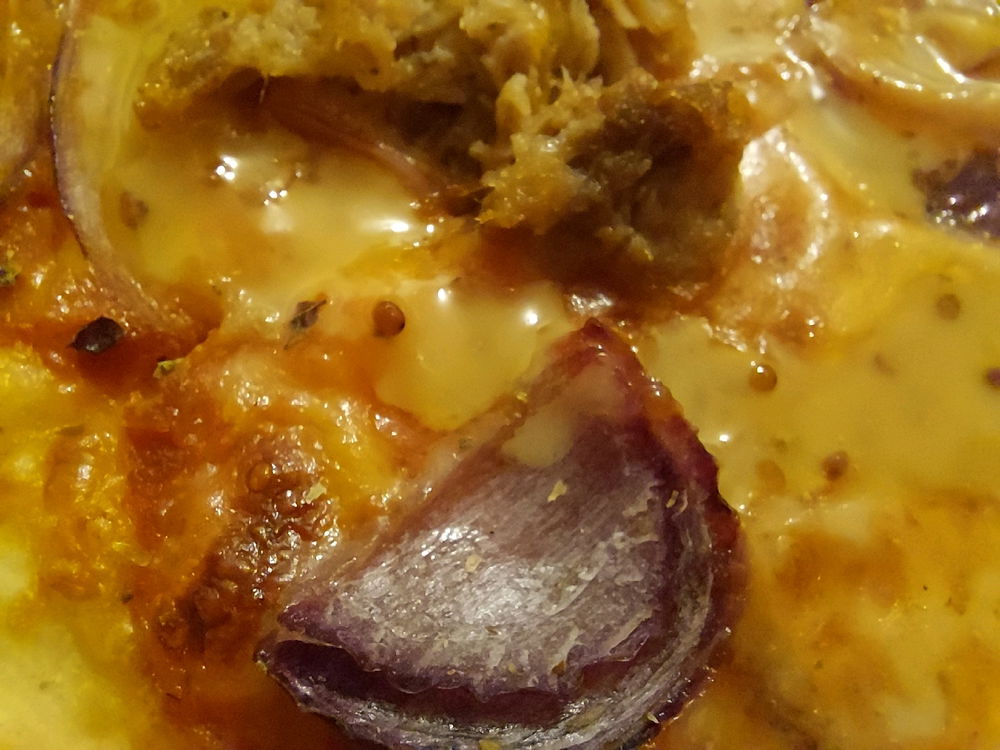 Pizza s trhaným masem-pomodoro, trhané maso, kapari, červená cibule, čedar, medovo-hořčicový dresing, mozzarella, oregáno