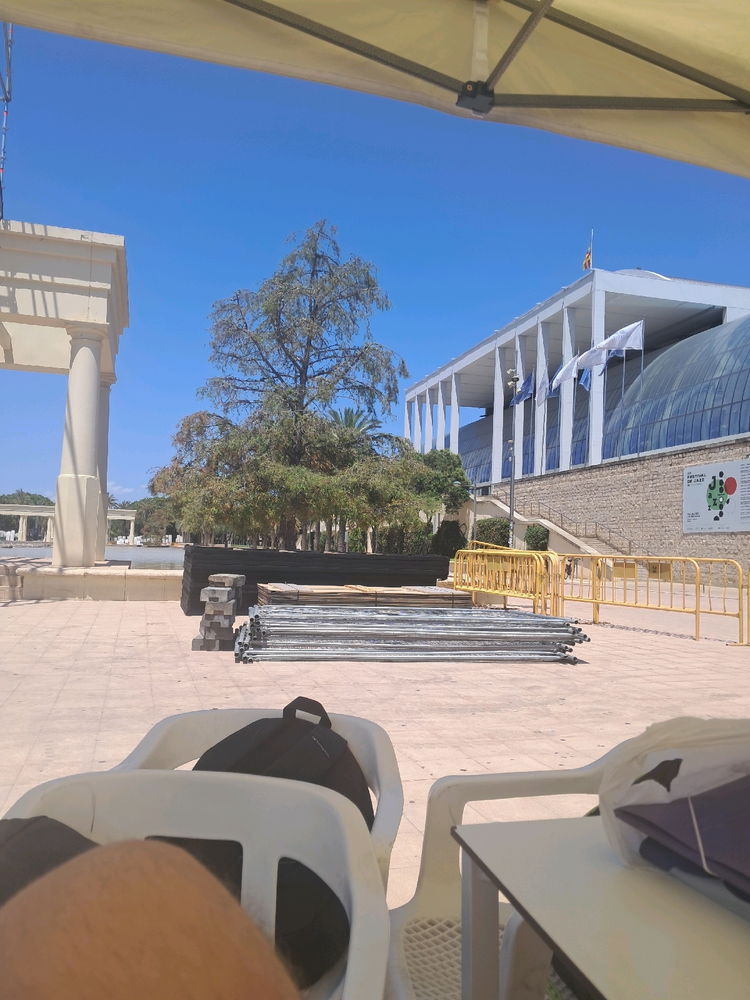 Aún con calor, trabajar así al aire libre es comodo