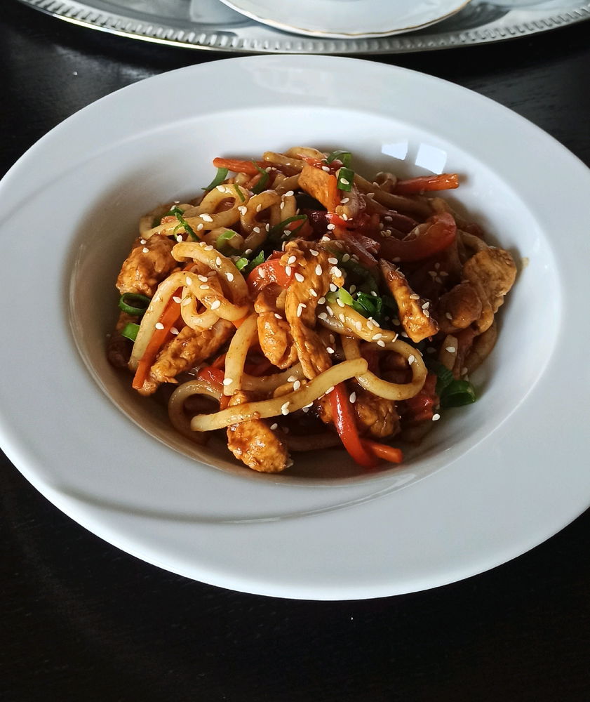 Udon z hoisin z kurczakiem i warzywami