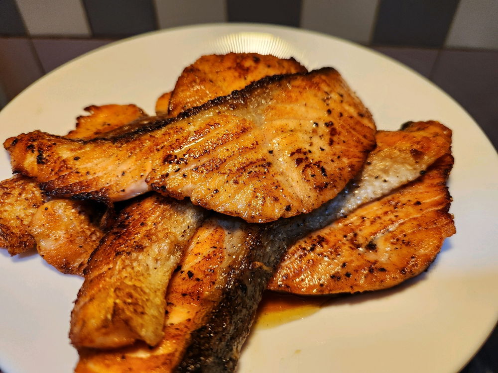 Simple heartful meal... 🍽🥰😋

Pan grilled salmon 🎣🐡

Stir fried morning glory with garlic 
and fermented bean curd 🥬🧄🫛
