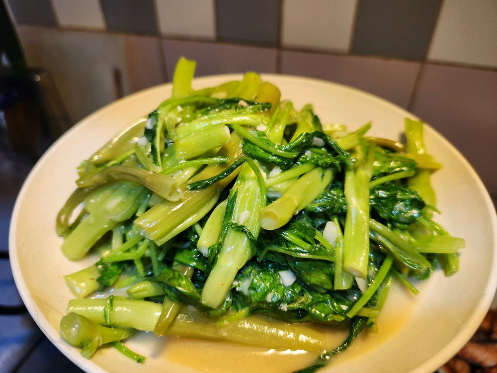 Simple heartful meal... 🍽🥰😋

Pan grilled salmon 🎣🐡

Stir fried morning glory with garlic 
and fermented bean curd 🥬🧄🫛