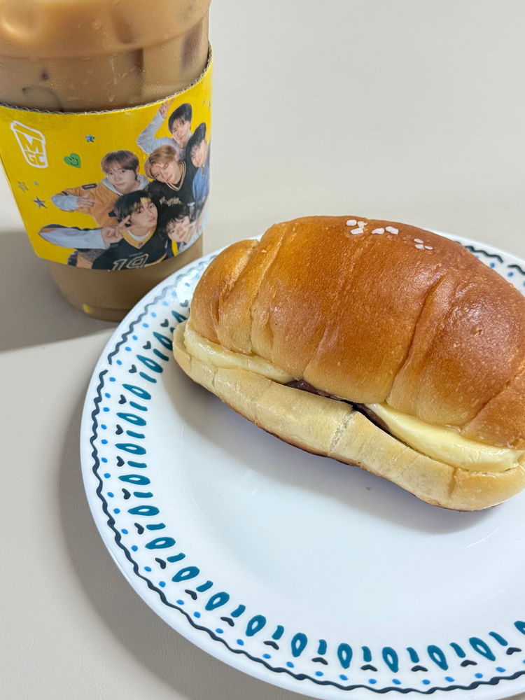 소금빵🍞 
카페 라떼🥤