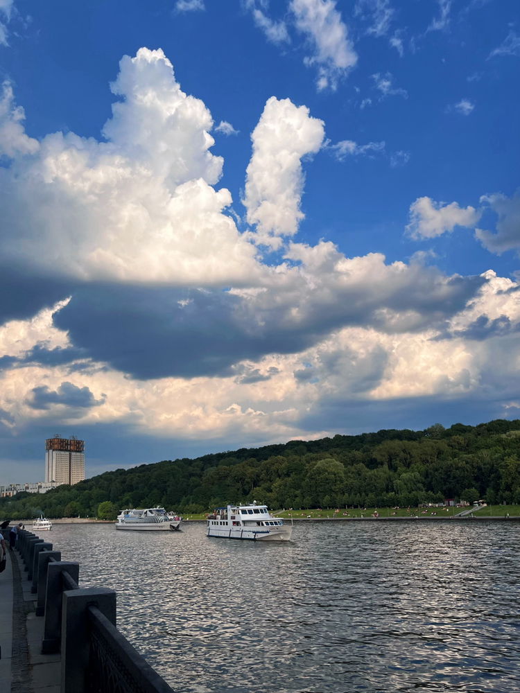 A walk along the embankment ⛴️