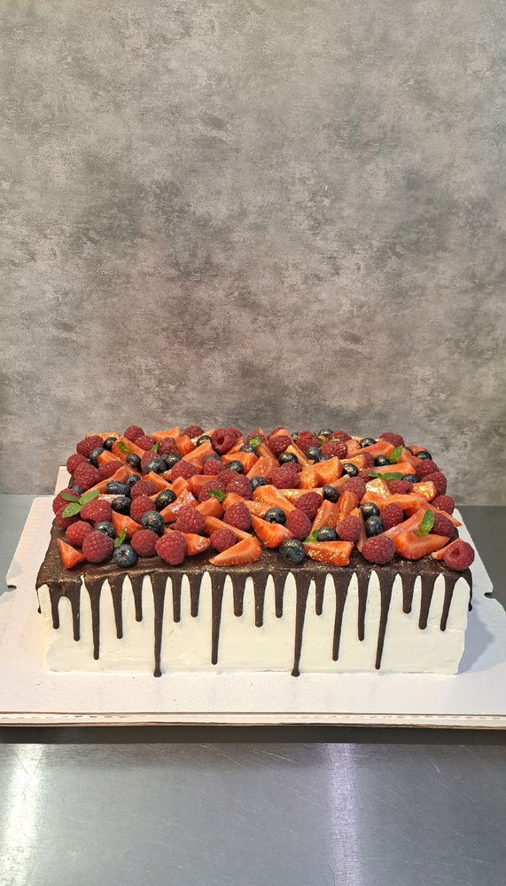 Summer berry cake🍓🔵