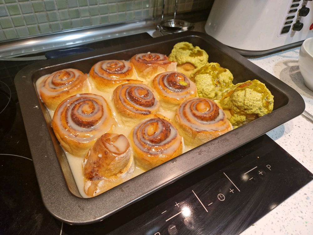 Los cinnamon rolls son ek mejor postre 🥸 (los de atras son de pistacho con miel)