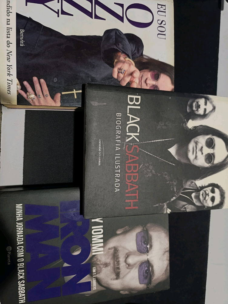 Três biografias. A do Tony Iommi, Ozzy Osbourne e uma do Black Sabbath.
