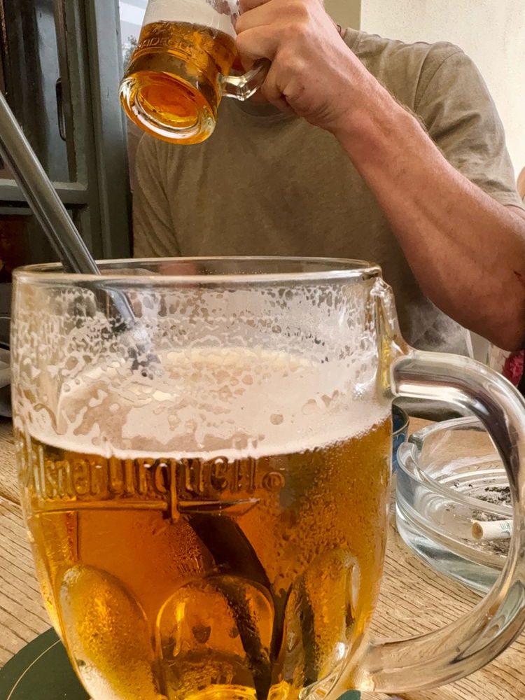 Tak… kolik tu je lidí co pije pivo brčkem?🤔🙈😂