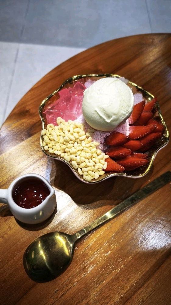 Wanna grab some Strawberry Bingsoo?? Yummm..🍓🍧