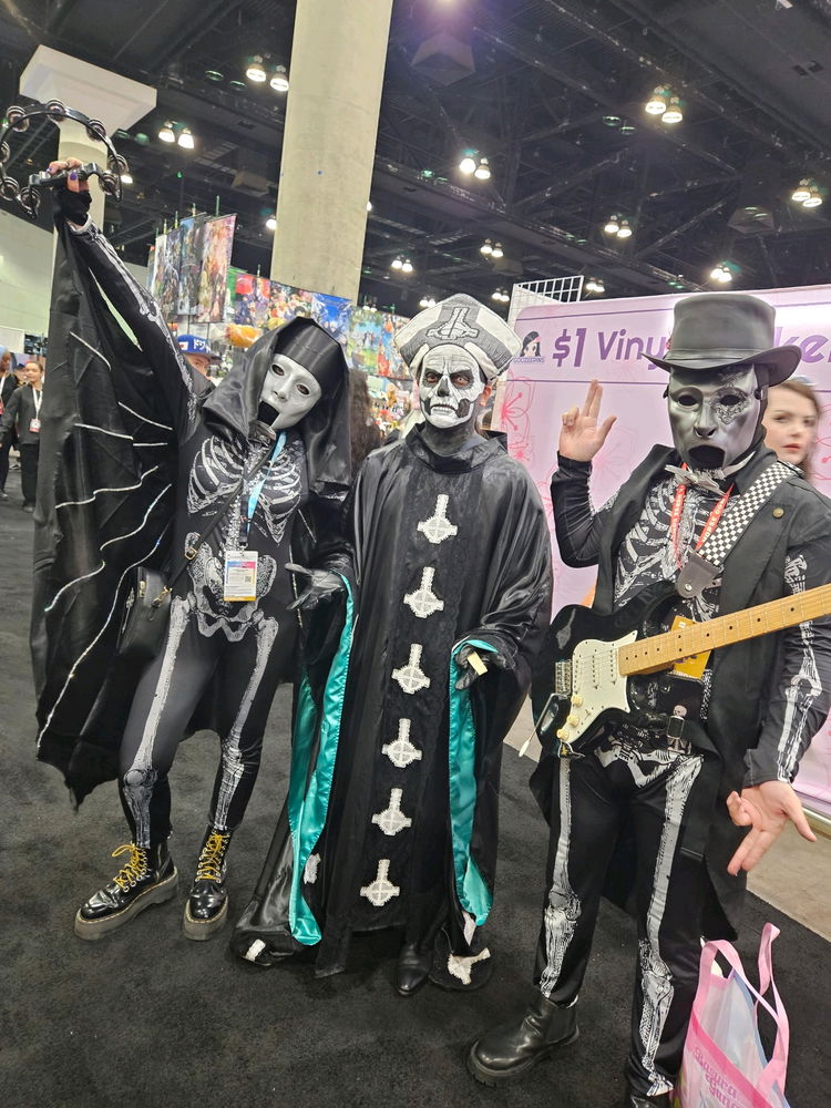 Went to anime expo at the beginning of the month, i know its not anime cosplay but had fun and people liked my cosplay.