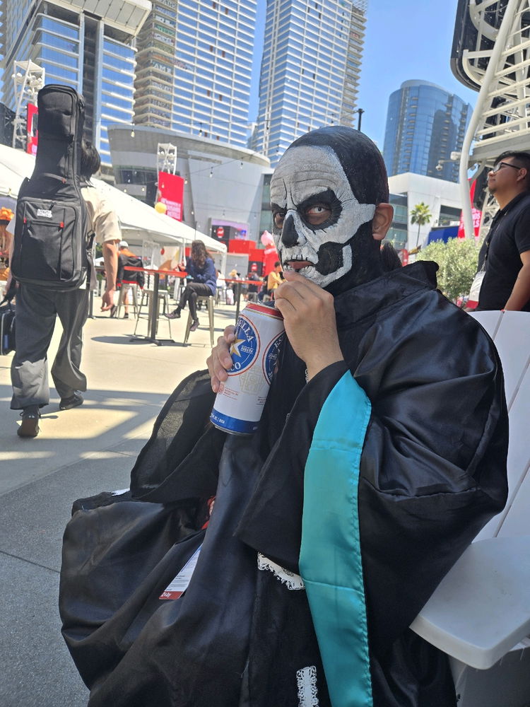 Went to anime expo at the beginning of the month, i know its not anime cosplay but had fun and people liked my cosplay.