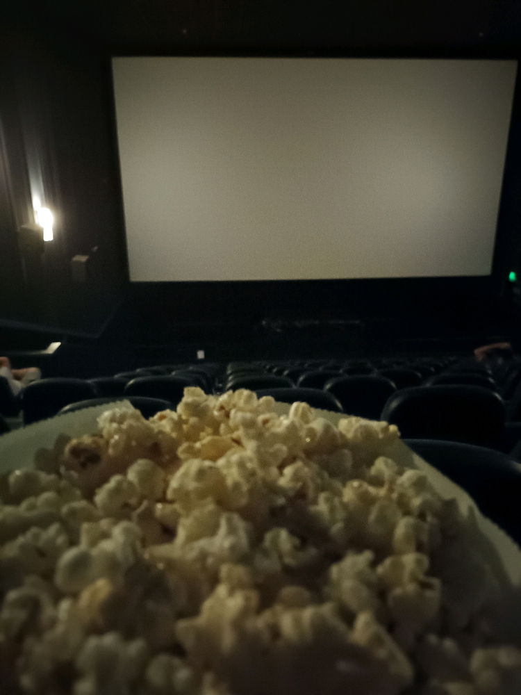 Eso de ir al cine solo ;-;