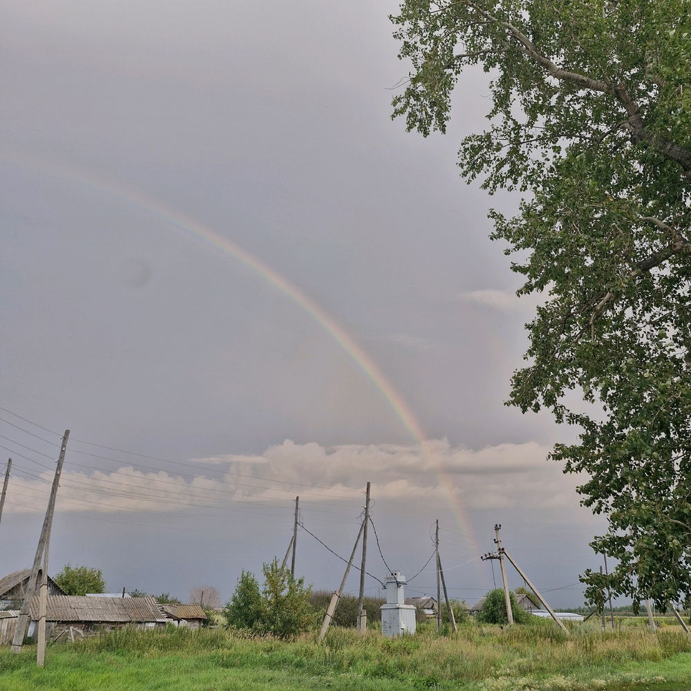 Туча зависла, дождя нет, а радуга появилась 🌈
Хештег: Лето, деревня, ностальгия 😎