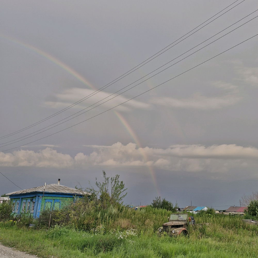 Туча зависла, дождя нет, а радуга появилась 🌈
Хештег: Лето, деревня, ностальгия 😎