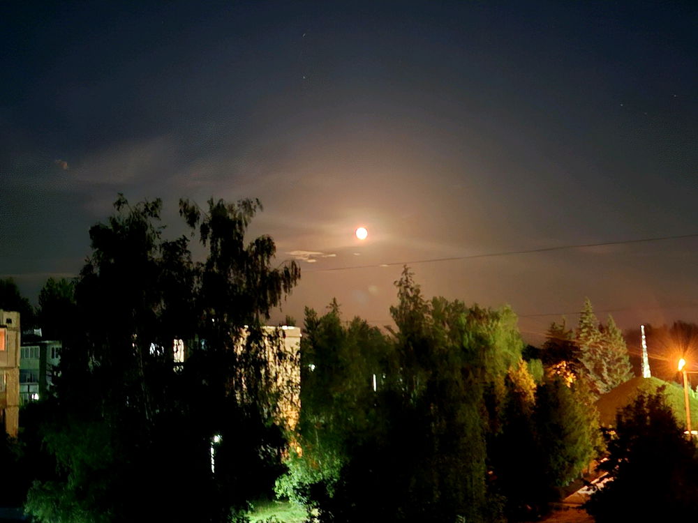 Когда луна занимает трон
И людям снится, каждому свой сон...🌕