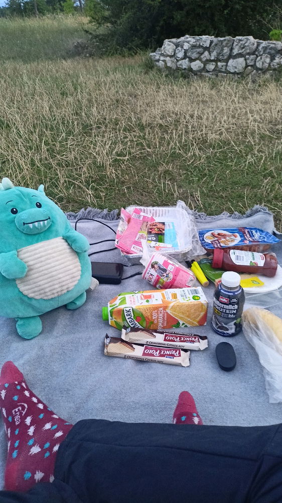Piknik połączony z grillem pod kopcem Krakusa:)
Ostatnio odkryłem, że lubię obserwować gwiazdy późnym wieczorem, więc trochę tu zabawię😅
