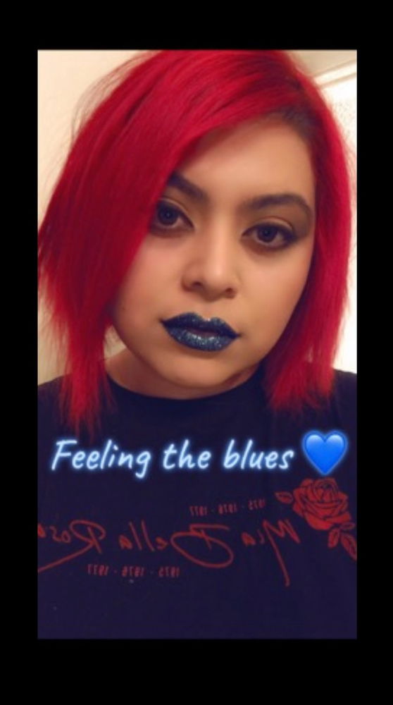 The hair, the blue glitter lips, the dark top🔥✨ it was a vibe