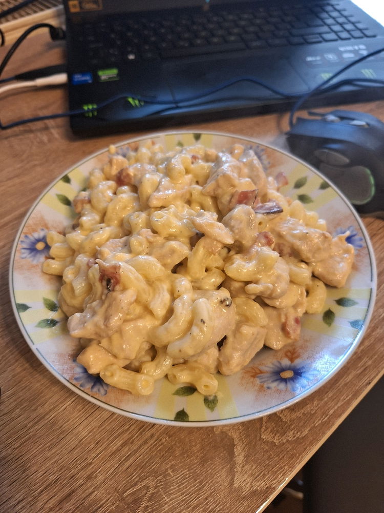 Trochu jsem si hrál s těstovinami a výsledek dopadl skvěle 😄 kolínka alá carbonara s kuřecím masem.