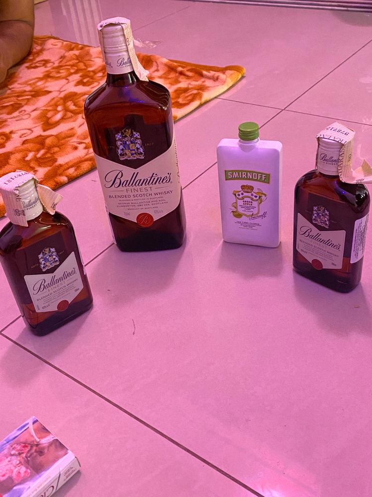 Whiskey in hand, romance in the air..let  the night do the talking🥰