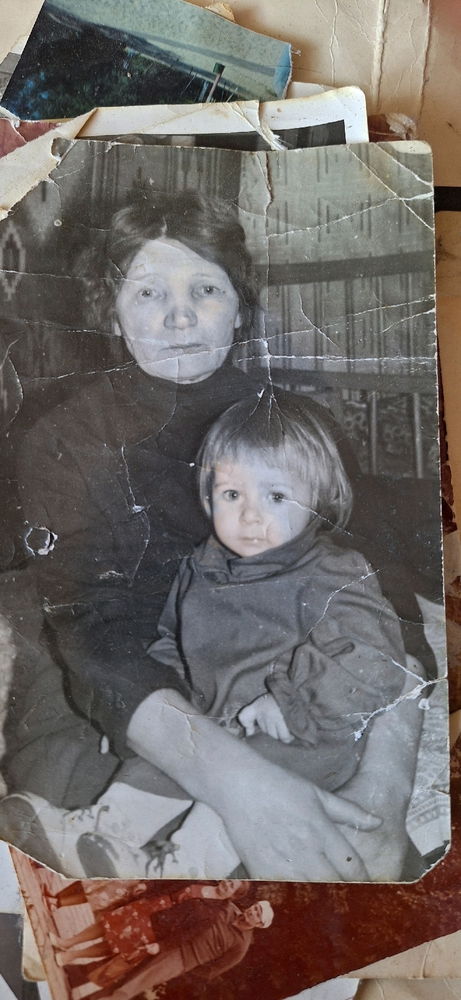 Знайшла свої дитячі фото не в найкращому стані нажаль.Але хоч є.Я і моя бабуся,рідненька моя душа,сонечко мого дитинства.Показуйте ваші дитячі фотки.