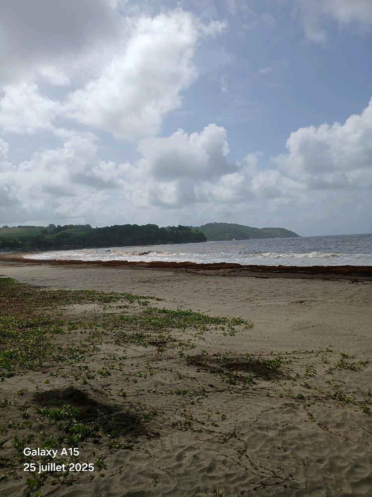 Ste marie plage "le Tombolo"
Particularité: par marée basse accès à pied à l ilet!
Cool!